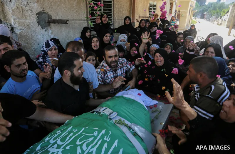 Palestinian mourners carry the body of Ezzedine al-Qassam miltant, Mahmoud Qeshta, who was killed in an Israeli strike, during his funeral in Rafah in the southern of Gaza Strip, on 21 Jul 2018. Israel air strike on Gaza...