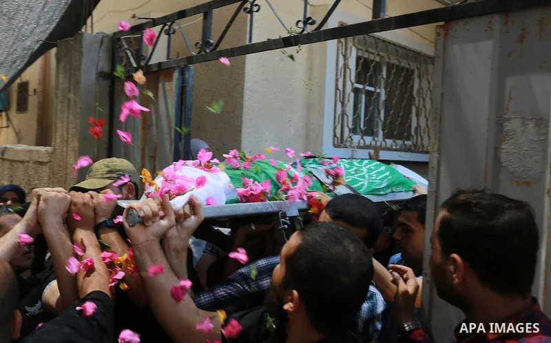 Palestinian mourners carry the body of Ezzedine al-Qassam miltant, Mahmoud Qeshta, who was killed in an Israeli strike, during his funeral in Rafah in the southern of Gaza Strip, on 21 Jul 2018. Israel air strike on Gaza...