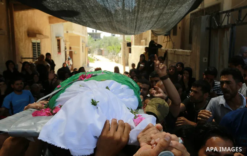 Palestinian mourners carry the body of Ezzedine al-Qassam miltant, Mahmoud Qeshta, who was killed in an Israeli strike, during his funeral in Rafah in the southern of Gaza Strip, on 21 Jul 2018. Israel air strike on Gaza...