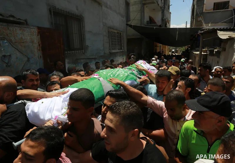 Palestinian mourners carry the body of Ezzedine al-Qassam miltant, Mahmoud Qeshta, who was killed in an Israeli strike, during his funeral in Rafah in the southern of Gaza Strip, on 21 Jul 2018. Israel air strike on Gaza...