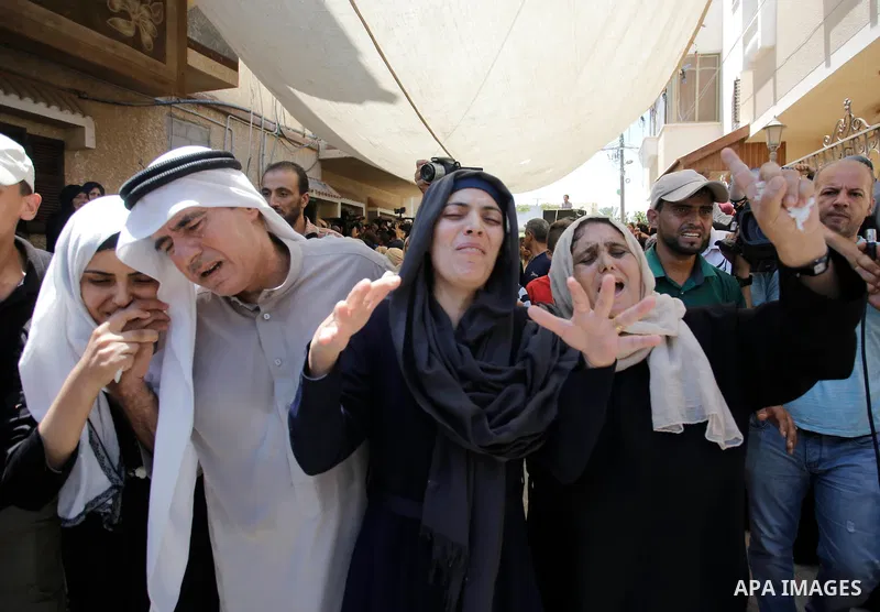 Palestinian relatives mourn during the funeral of Ezzedine al-Qassam miltant, Mohammed Abu Daqqa, who was killed in an Israeli strike, in Khan Younis in the southern of Gaza Strip, on 21 Jul 2018. Israel air strike on Ga...