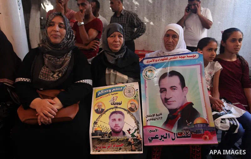 Palestinians take part in a protest to show solidarity with Palestinian prisoners held in Israeli jails, in front of Red cross office in Gaza city on July 23, 2018. Photo by Mahmoud Ajour