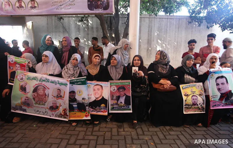 Palestinians take part in a protest to show solidarity with Palestinian prisoners held in Israeli jails, in front of Red cross office in Gaza city on July 23, 2018. Photo by Mahmoud Ajour