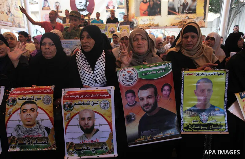 Palestinians take part in a protest to show solidarity with Palestinian prisoners held in Israeli jails, in front of Red cross office in Gaza city on July 23, 2018. Photo by Mahmoud Ajour