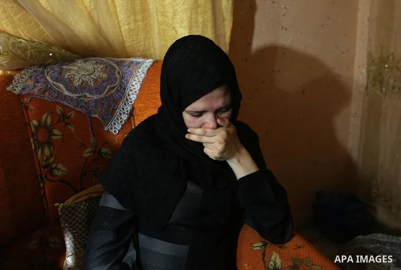 Relatives of Palestinian Karam Arafat,23, who died of wounds he sustained during clashes with Israeli troops, mourn during his funeral in Khan Younis in the southern of Gaza strip on July 23, 2018. Photo by Ashraf Amra