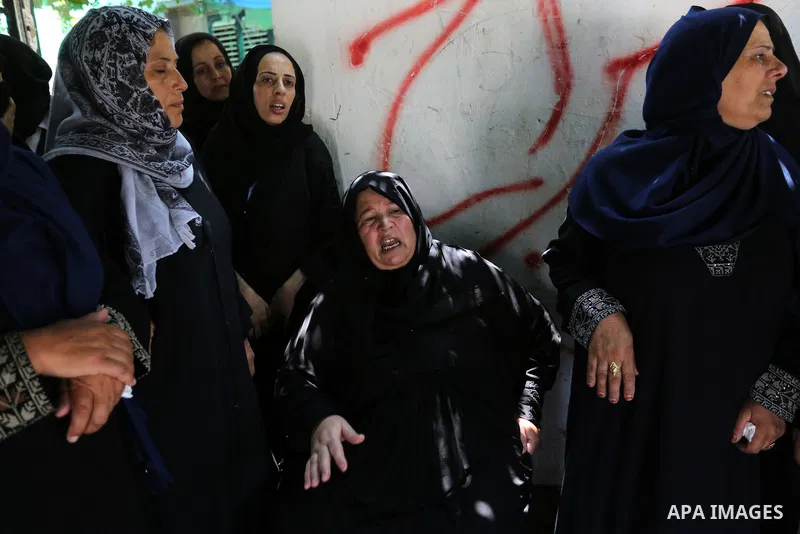 Relatives of Palestinian Karam Arafat,23, who died of wounds he sustained during clashes with Israeli troops, mourn during his funeral in Khan Younis in the southern of Gaza strip on July 23, 2018. Photo by Ashraf Amra