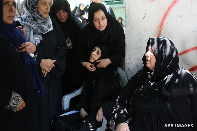 Relatives of Palestinian Karam Arafat,23, who died of wounds he sustained during clashes with Israeli troops, mourn during his funeral in Khan Younis in the southern of Gaza strip on July 23, 2018. Photo by Ashraf Amra
