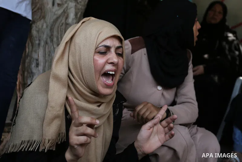 Relatives of Palestinian Karam Arafat,23, who died of wounds he sustained during clashes with Israeli troops, mourn during his funeral in Khan Younis in the southern of Gaza strip on July 23, 2018. Photo by Ashraf Amra