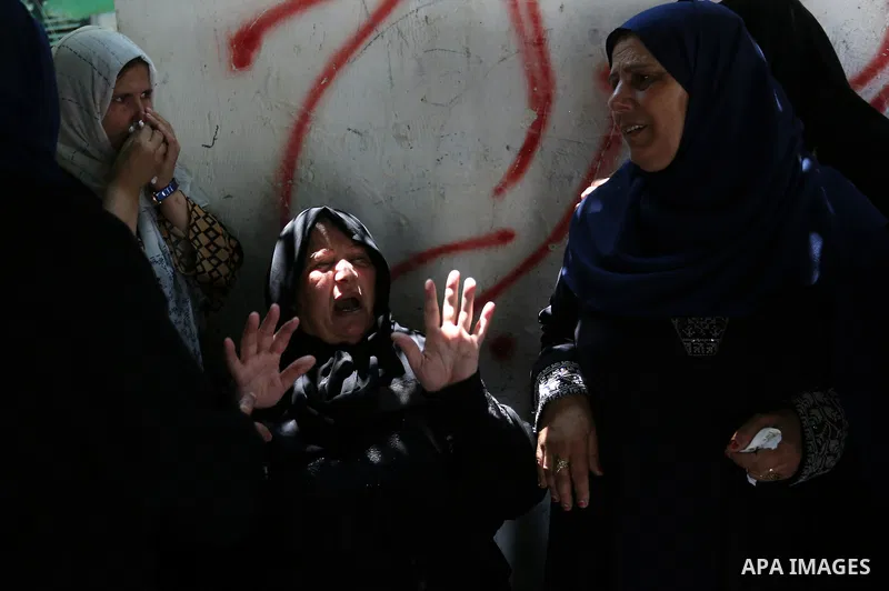 Relatives of Palestinian Karam Arafat,23, who died of wounds he sustained during clashes with Israeli troops, mourn during his funeral in Khan Younis in the southern of Gaza strip on July 23, 2018. Photo by Ashraf Amra