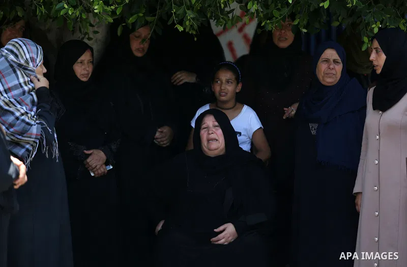 Relatives of Palestinian Karam Arafat,23, who died of wounds he sustained during clashes with Israeli troops, mourn during his funeral in Khan Younis in the southern of Gaza strip on July 23, 2018. Photo by Ashraf Amra