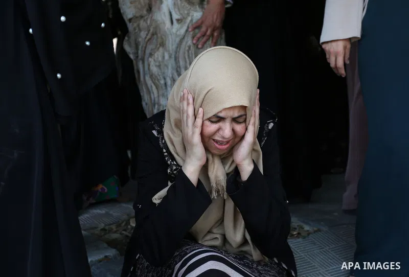 Relatives of Palestinian Karam Arafat,23, who died of wounds he sustained during clashes with Israeli troops, mourn during his funeral in Khan Younis in the southern of Gaza strip on July 23, 2018. Photo by Ashraf Amra