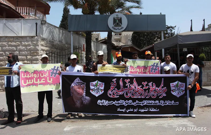 Palestinian Authority employees in the Gaza Strip take part in a protest demanding their salaries in front of the headquarters of the Council of Ministers, in Gaza city on July 24, 2018. Photo by Mahmoud Ajour