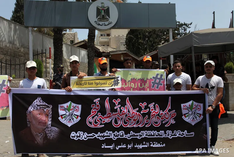 Palestinian Authority employees in the Gaza Strip take part in a protest demanding their salaries in front of the headquarters of the Council of Ministers, in Gaza city on July 24, 2018. Photo by Mahmoud Ajour
