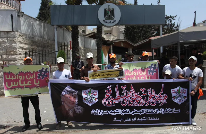 Palestinian Authority employees in the Gaza Strip take part in a protest demanding their salaries in front of the headquarters of the Council of Ministers, in Gaza city on July 24, 2018. Photo by Mahmoud Ajour