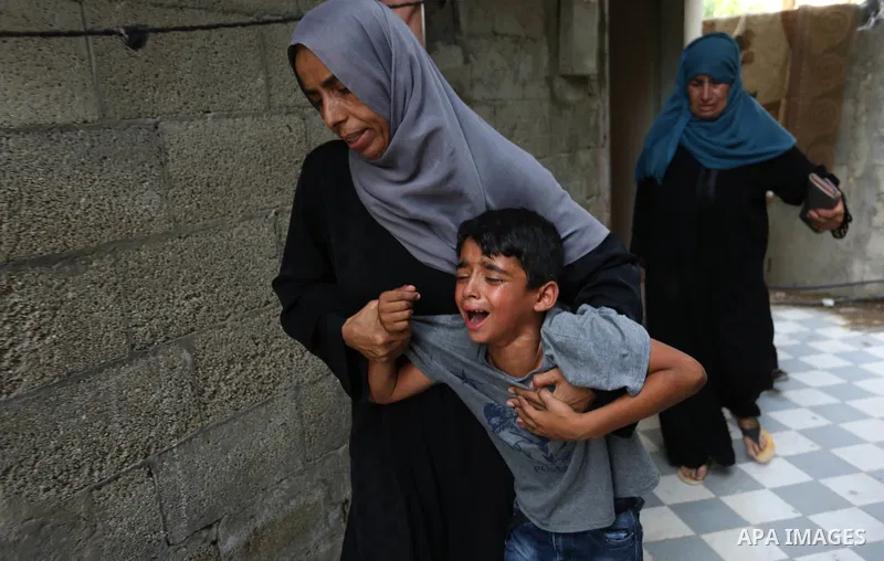 Relatives of Palestinian Majdi Oqeel, who died of wounds he sustained during clashes with Israeli troops, mourn during his funeral, in Jabalia in the northern of Gaza Strip on July 24, 2018. Photo by Ashraf Amra
