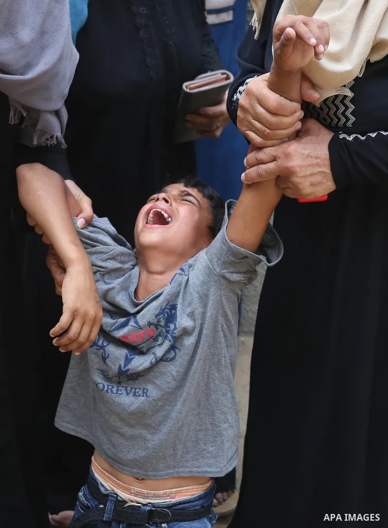 Relatives of Palestinian Majdi Oqeel, who died of wounds he sustained during clashes with Israeli troops, mourn during his funeral, in Jabalia in the northern of Gaza Strip on July 24, 2018. Photo by Ashraf Amra