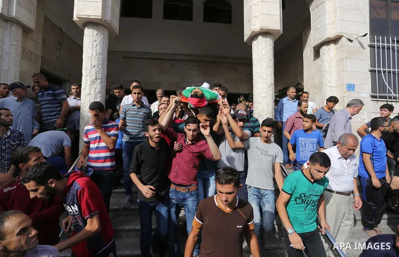 Mourners carry the body of Palestinian Majdi Oqeel, who died of wounds he sustained during clashes with Israeli troops, during his funeral, in Jabalia in the northern of Gaza Strip on July 24, 2018. Photo by Ashraf Amra