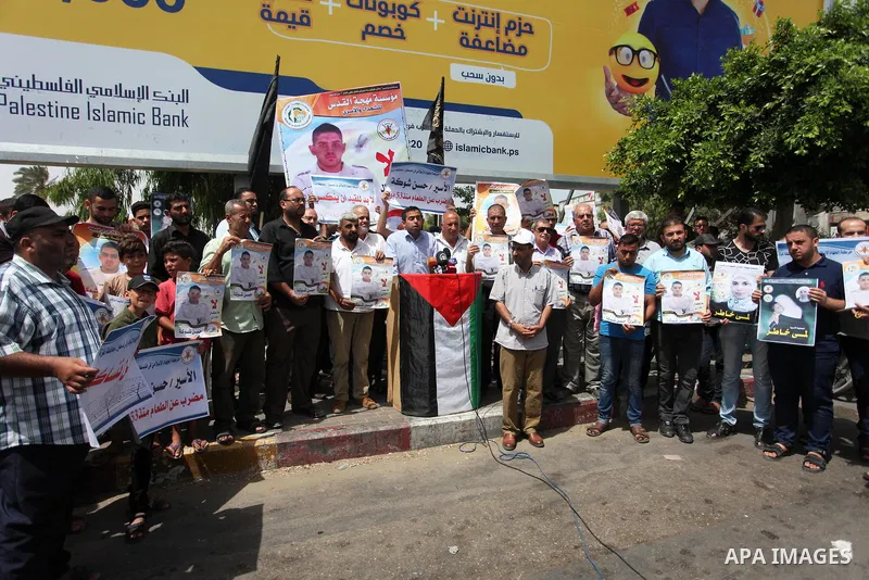 Palestinians take part in a protest to show solidarity with Hassan Shoka who is in hunger strike at Israeli jails, in Gaza city, on July 25, 2018. Photo by Mahmoud Ajour