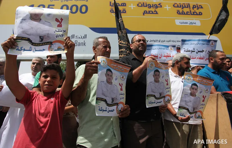 Palestinians take part in a protest to show solidarity with Hassan Shoka who is in hunger strike at Israeli jails, in Gaza city, on July 25, 2018. Photo by Mahmoud Ajour