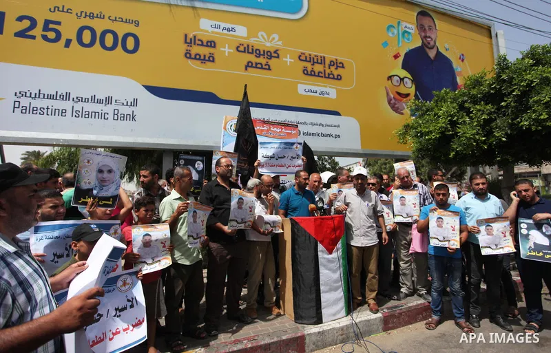 Palestinians take part in a protest to show solidarity with Hassan Shoka who is in hunger strike at Israeli jails, in Gaza city, on July 25, 2018. Photo by Mahmoud Ajour