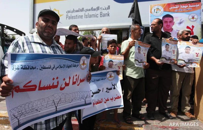 Palestinians take part in a protest to show solidarity with Hassan Shoka who is in hunger strike at Israeli jails, in Gaza city, on July 25, 2018. Photo by Mahmoud Ajour