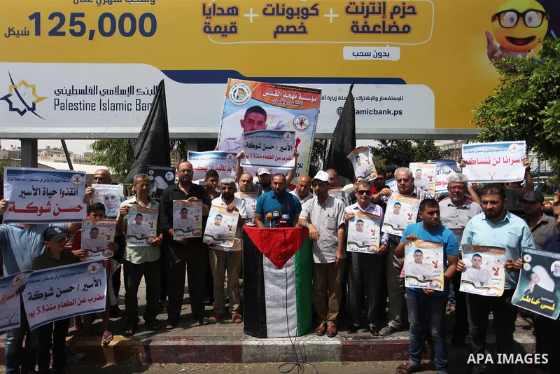 Palestinians take part in a protest to show solidarity with Hassan Shoka who is in hunger strike at Israeli jails, in Gaza city, on July 25, 2018. Photo by Mahmoud Ajour