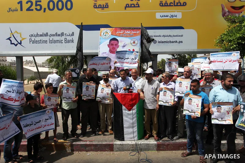 Palestinians take part in a protest to show solidarity with Hassan Shoka who is in hunger strike at Israeli jails, in Gaza city, on July 25, 2018. Photo by Mahmoud Ajour