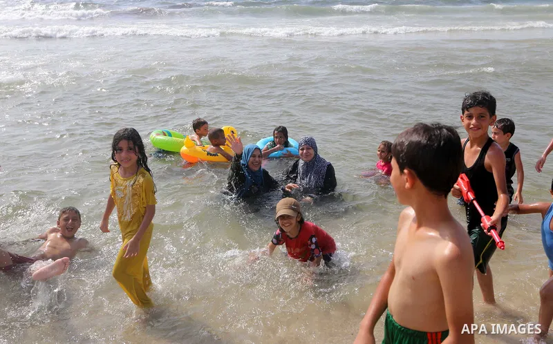 Palestinians swim during a heatwave in the Mediterranean Sea off the coast of Gaza City July 25, 2018. Photo by Mahmoud Khattab