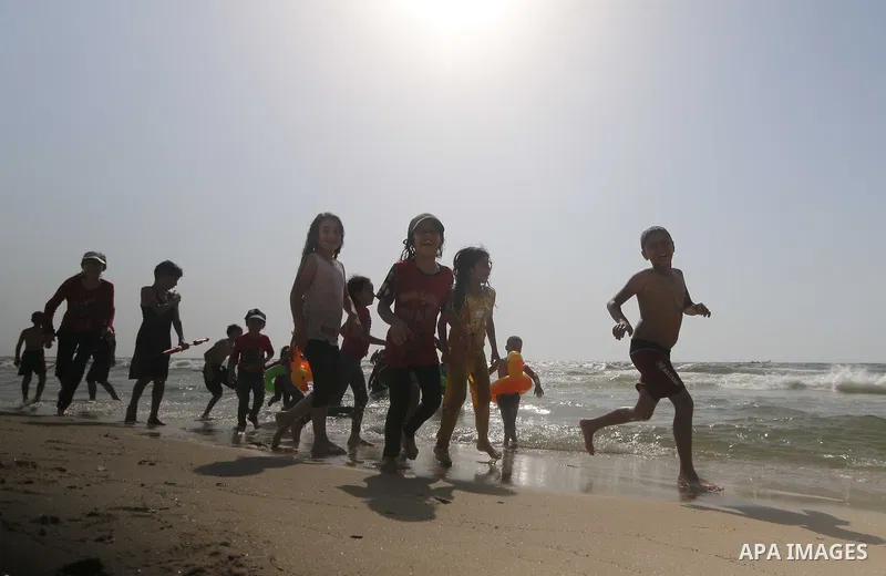 Palestinians swim during a heatwave in the Mediterranean Sea off the coast of Gaza City July 25, 2018. Photo by Mahmoud Khattab