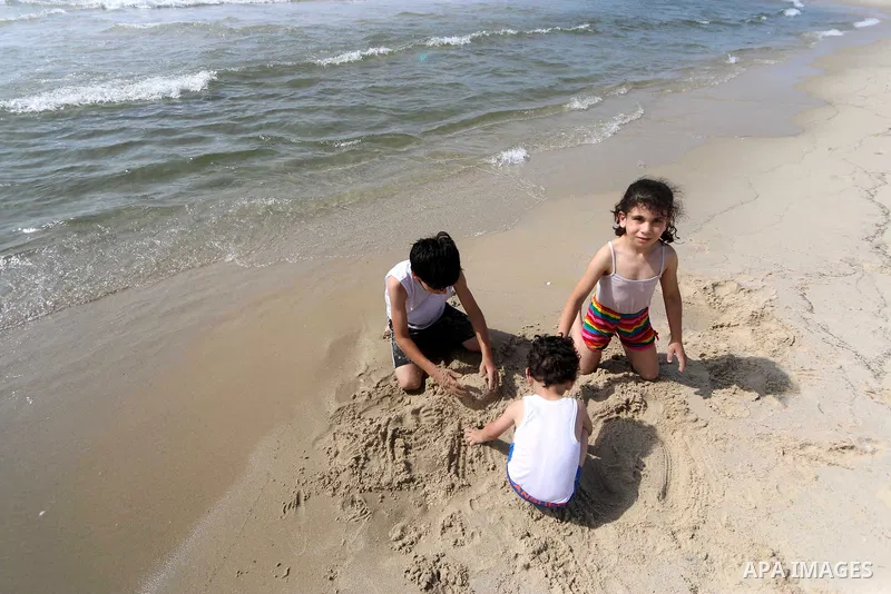 Palestinians swim during a heatwave in the Mediterranean Sea off the coast of Gaza City July 25, 2018. Photo by Mahmoud Khattab