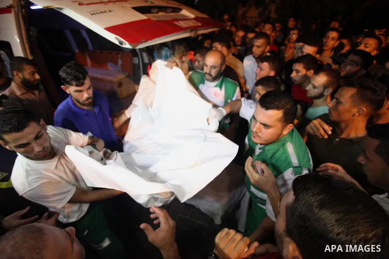 Palestinian medics carry the body of Hamas member who was killed by Israeli bombardment near the border with Israel outside al-shifa hospital in Gaza city on July 25, 2018. Photo by Mahmoud Ajour