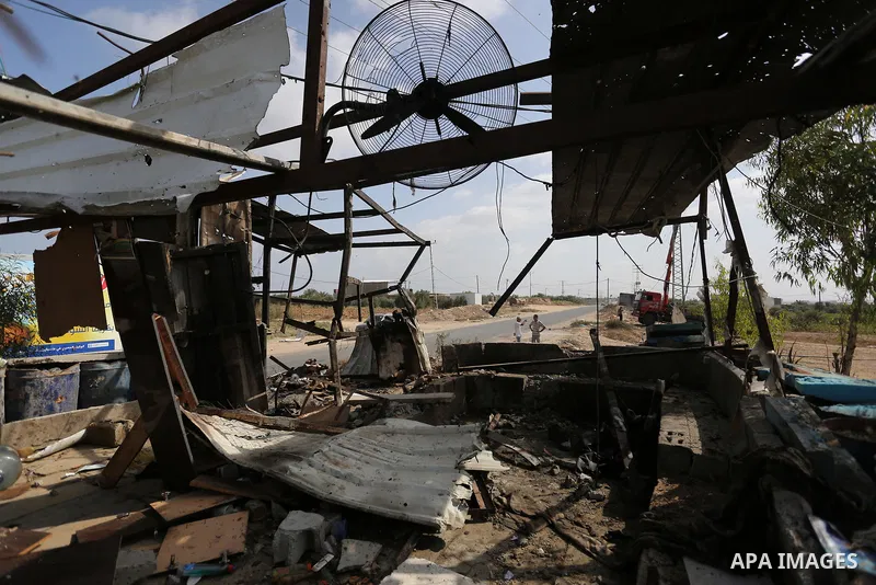 Palestinians inspect a military observation post damaged by an Israeli tank fire in the eastern of Gaza Strip, on July 26, 2018. Photo by Ashraf Amra
