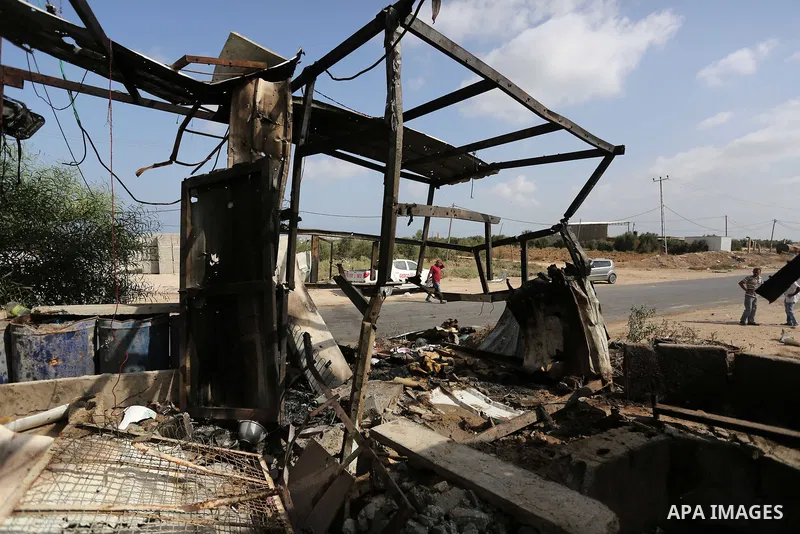 Palestinians inspect a military observation post damaged by an Israeli tank fire in the eastern of Gaza Strip, on July 26, 2018. Photo by Ashraf Amra