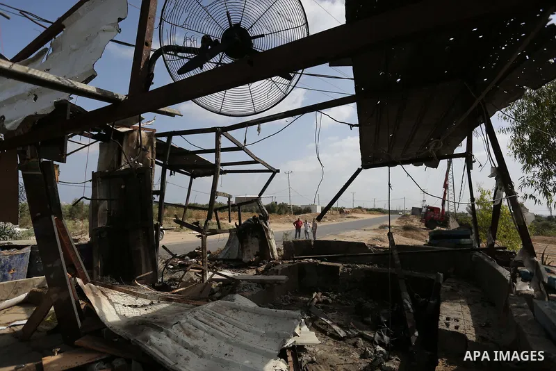 Palestinians inspect a military observation post damaged by an Israeli tank fire in the eastern of Gaza Strip, on July 26, 2018. Photo by Ashraf Amra