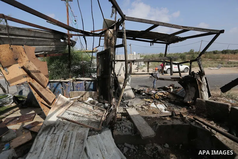 Palestinians inspect a military observation post damaged by an Israeli tank fire in the eastern of Gaza Strip, on July 26, 2018. Photo by Ashraf Amra