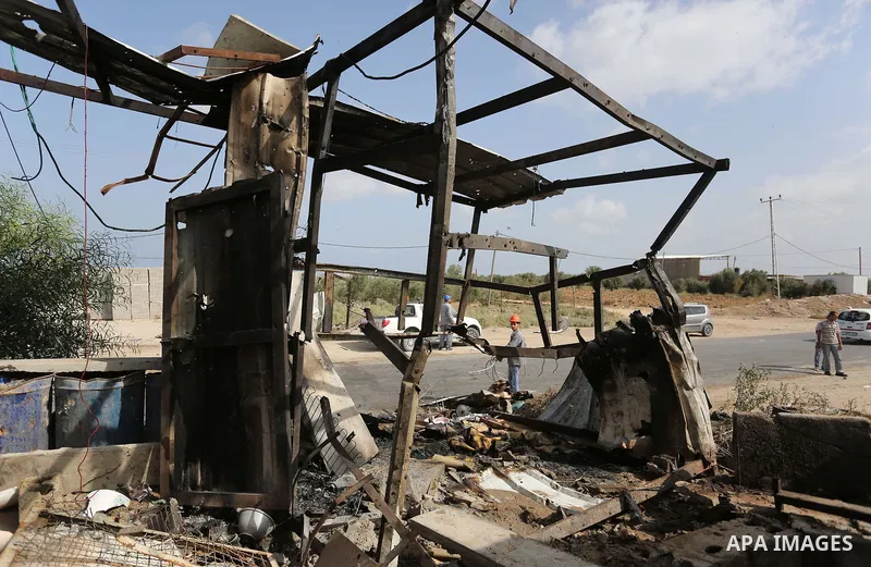Palestinians inspect a military observation post damaged by an Israeli tank fire in the eastern of Gaza Strip, on July 26, 2018. Photo by Ashraf Amra