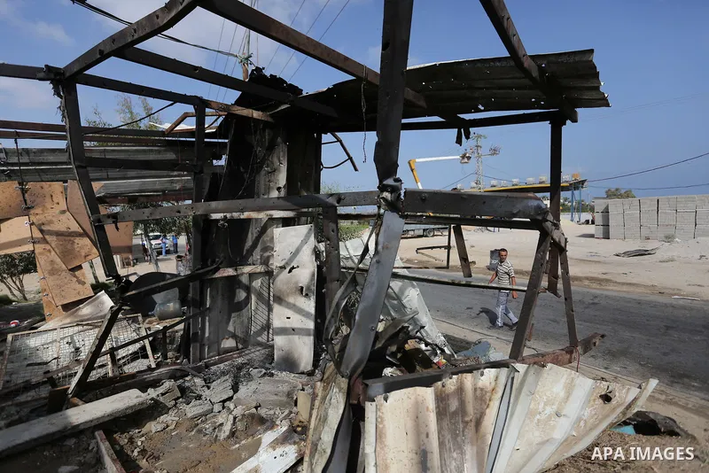 Palestinians inspect a military observation post damaged by an Israeli tank fire in the eastern of Gaza Strip, on July 26, 2018. Photo by Ashraf Amra
