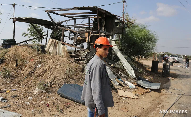 Palestinians inspect a military observation post damaged by an Israeli tank fire in the eastern of Gaza Strip, on July 26, 2018. Photo by Ashraf Amra