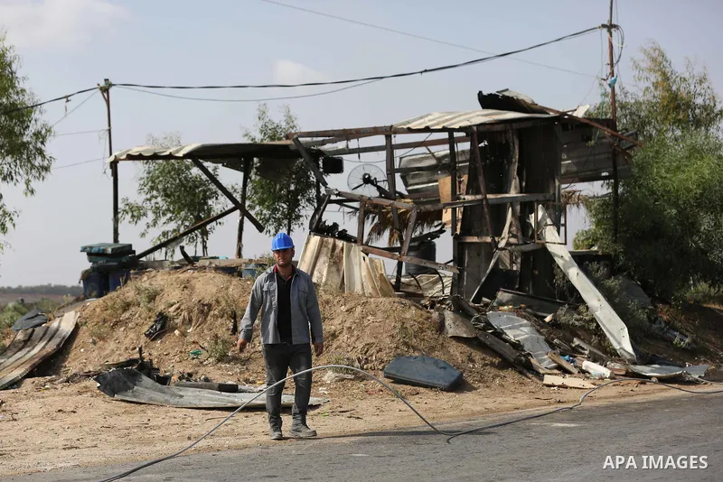 Palestinians inspect a military observation post damaged by an Israeli tank fire in the eastern of Gaza Strip, on July 26, 2018. Photo by Ashraf Amra