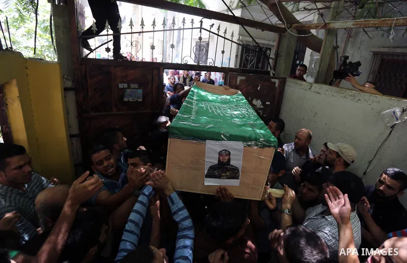 Mourners carry the body of Palestinian Hamas militant Obada Farwana, who was killed in Israeli tank fire, during his funeral in Gaza City on July 26, 2018. Photo by Ashraf Amra