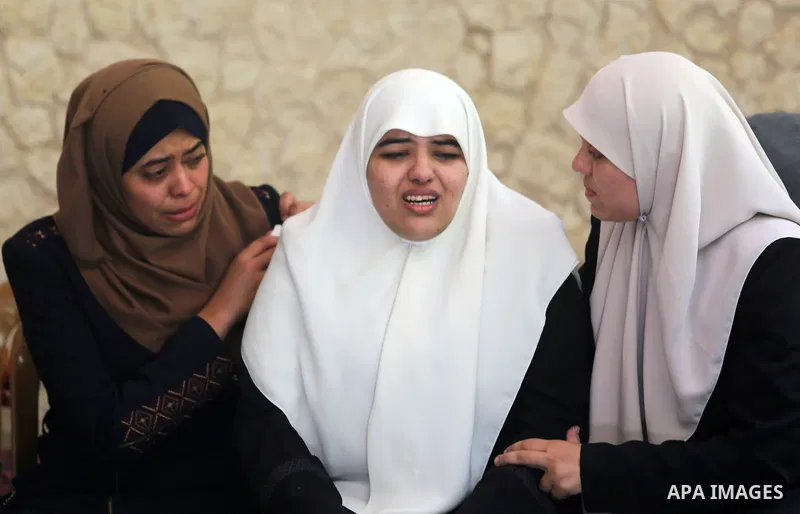Relatives of Palestinian Hamas militant Obada Farwana, who was killed in Israeli tank fire, mourn during his funeral in Gaza City on July 26, 2018. Photo by Ashraf Amra