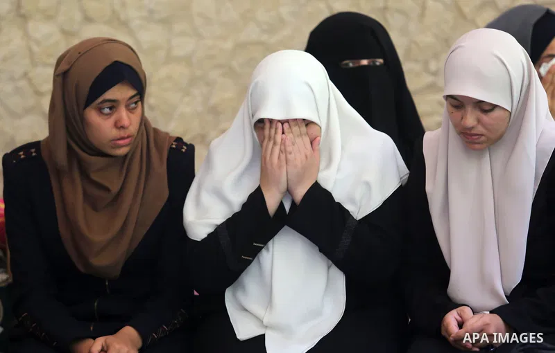 Relatives of Palestinian Hamas militant Obada Farwana, who was killed in Israeli tank fire, mourn during his funeral in Gaza City on July 26, 2018. Photo by Ashraf Amra