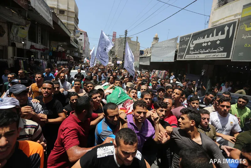 Mourners carry the bodies of Palestinian Hamas militants who were killed in Israeli tank fire, during their funeral in Gaza City July 26, 2018. Photo by Ashraf Amra