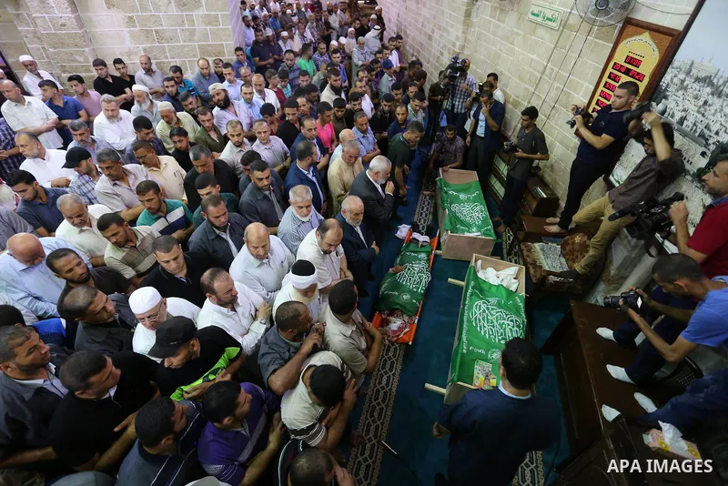 Mourners pray on the bodies of Hamas militants who were killed in Israeli tank fire, during their funeral l at Omari Mosque in Gaza City July 26, 2018. Photo by Ashraf Amra