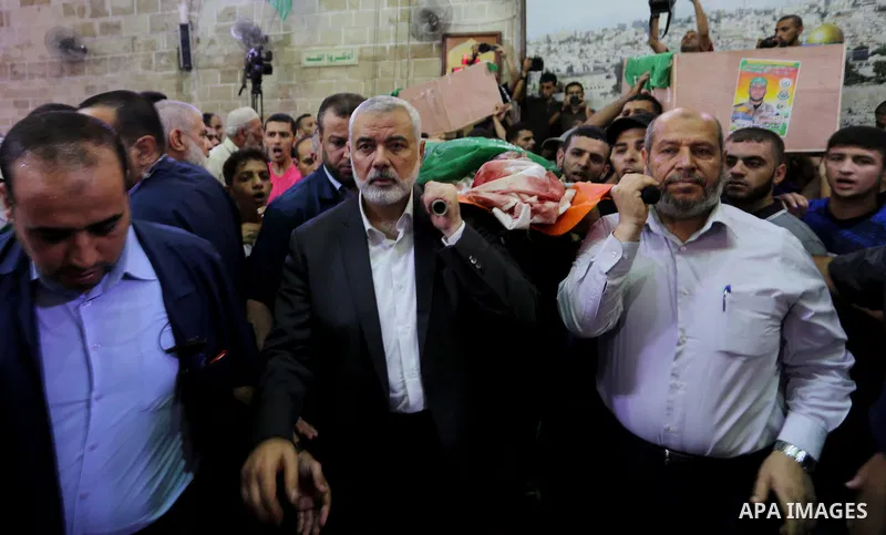 Palestinian Hamas Chief Ismail Haniyeh carries the body of Palestinian Hamas militant Mohammad Al-Areer who was killed in Israeli tank fire, at Omari Mosque in Gaza City July 26, 2018. Photo by Ashraf Amra