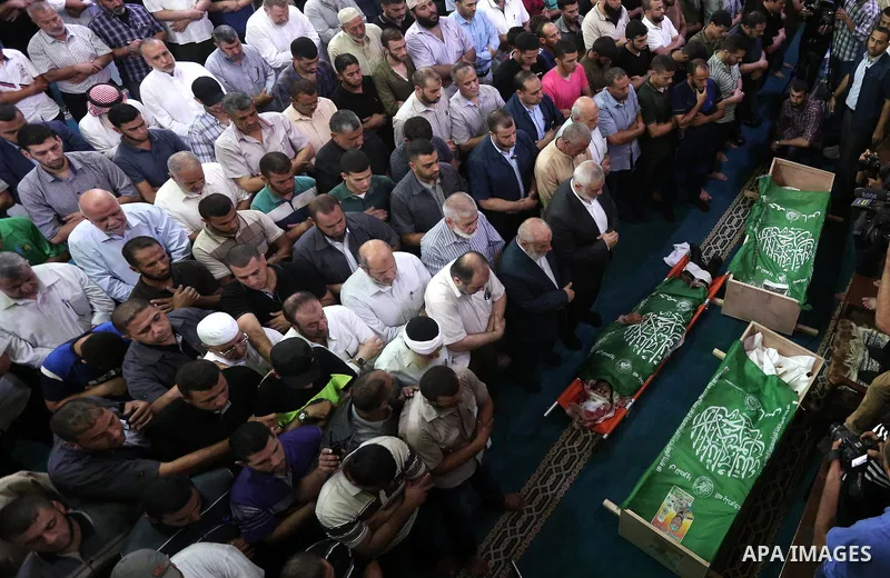 Mourners pray on the bodies of Hamas militants who were killed in Israeli tank fire, during their funeral l at Omari Mosque in Gaza City July 26, 2018. Photo by Ashraf Amra
