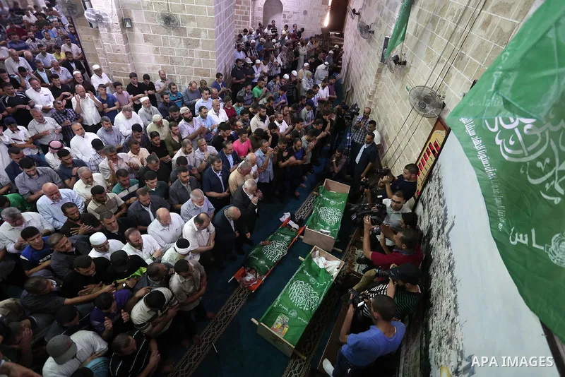 Mourners pray on the bodies of Hamas militants who were killed in Israeli tank fire, during their funeral l at Omari Mosque in Gaza City July 26, 2018. Photo by Ashraf Amra