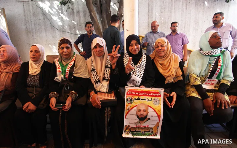 Palestinians take part in a protest to show solidarity with Palestinian prisoners held in Israeli jails, in front of Red cross office in Gaza city on July 30, 2018. Photo by Mahmoud Ajour