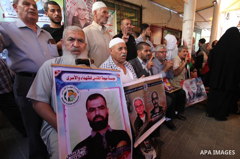 Palestinians take part in a protest to show solidarity with Palestinian prisoners held in Israeli jails, in front of Red cross office in Gaza city on July 30, 2018. Photo by Mahmoud Ajour