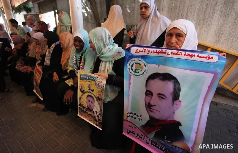 Palestinians take part in a protest to show solidarity with Palestinian prisoners held in Israeli jails, in front of Red cross office in Gaza city on July 30, 2018. Photo by Mahmoud Ajour